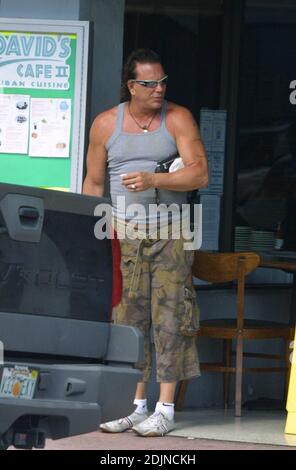 Exklusiv!! Mickey Rourke trotzt dem Tageslicht, um auf der trendigen Lincoln Road von Miami Beach einen Rauch und einen Schuss kubanischen Kaffee zu genießen. 28/06 Stockfoto