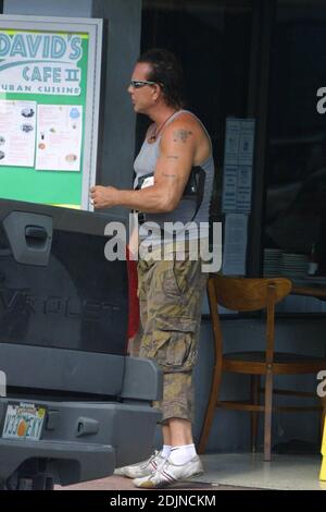 Exklusiv!! Mickey Rourke trotzt dem Tageslicht, um auf der trendigen Lincoln Road von Miami Beach einen Rauch und einen Schuss kubanischen Kaffee zu genießen. 28/06 Stockfoto