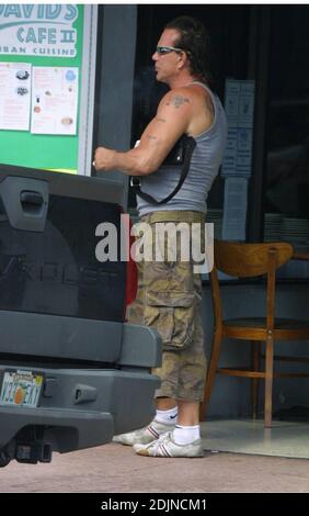 Exklusiv!! Mickey Rourke trotzt dem Tageslicht, um auf der trendigen Lincoln Road von Miami Beach einen Rauch und einen Schuss kubanischen Kaffee zu genießen. 28/06 Stockfoto