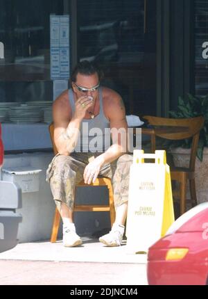 Exklusiv!! Mickey Rourke trotzt dem Tageslicht, um auf der trendigen Lincoln Road von Miami Beach einen Rauch und einen Schuss kubanischen Kaffee zu genießen. 28/06 Stockfoto