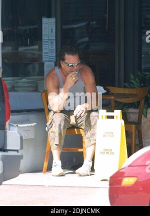 Exklusiv!! Mickey Rourke trotzt dem Tageslicht, um auf der trendigen Lincoln Road von Miami Beach einen Rauch und einen Schuss kubanischen Kaffee zu genießen. 28/06 Stockfoto