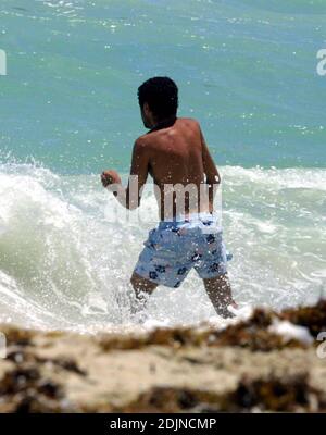 Exklusiv!! Der französische Schauspieler Jamel Debbouze scheint Miami Beach's Surf, Sonne und Sand für einen zweiten Tag zu genießen. 07/28/06 Stockfoto