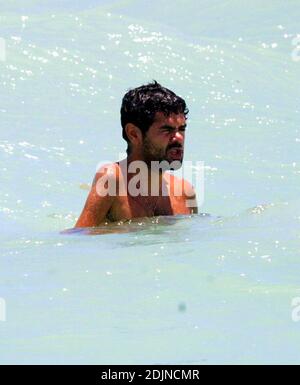 Exklusiv!! Der französische Schauspieler Jamel Debbouze scheint Miami Beach's Surf, Sonne und Sand für einen zweiten Tag zu genießen. 07/28/06 Stockfoto