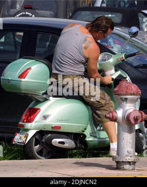 Exklusiv!! Mickey Rourke trotzt dem Tageslicht, um auf der trendigen Lincoln Road von Miami Beach einen Rauch und einen Schuss kubanischen Kaffee zu genießen. 28/06 Stockfoto