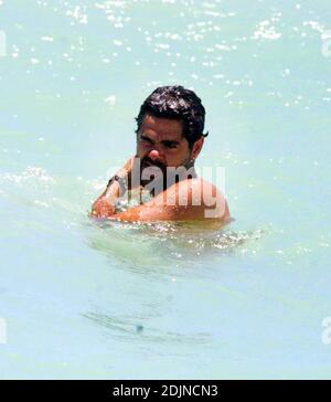 Exklusiv!! Der französische Schauspieler Jamel Debbouze scheint Miami Beach's Surf, Sonne und Sand für einen zweiten Tag zu genießen. 07/28/06 Stockfoto