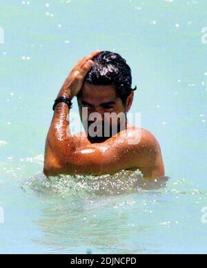 Exklusiv!! Der französische Schauspieler Jamel Debbouze scheint Miami Beach's Surf, Sonne und Sand für einen zweiten Tag zu genießen. 07/28/06 Stockfoto