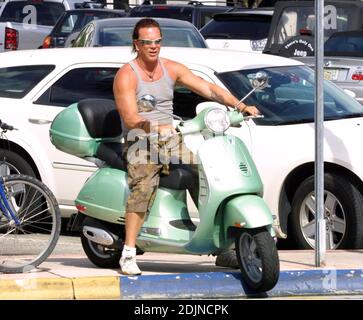 Exklusiv!! Mickey Rourke trotzt dem Tageslicht, um auf der trendigen Lincoln Road von Miami Beach einen Rauch und einen Schuss kubanischen Kaffee zu genießen. 28/06 Stockfoto