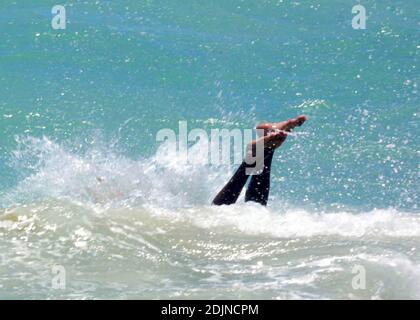 Exklusiv!! Der französische Schauspieler Jamel Debbouze scheint Miami Beach's Surf, Sonne und Sand für einen zweiten Tag zu genießen. 07/28/06 Stockfoto