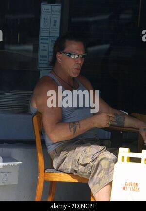 Exklusiv!! Mickey Rourke trotzt dem Tageslicht, um auf der trendigen Lincoln Road von Miami Beach einen Rauch und einen Schuss kubanischen Kaffee zu genießen. 28/06 Stockfoto