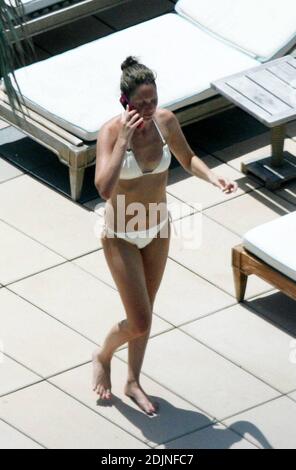Exklusiv!! Frankreich und Arsenal Fußball-Ass Thierry Henry gibt Tochter Tee einige Lektionen in Schwimmen und Ballkontrolle. Frau Nicole Merry, die den Morgen mit Sonnenbaden verbrachte, schaute auf und wie jede stolze Mutter mit ihrer Digitalkamera wegschnappte. Am Morgen sonbte Nicole jeden Tag eineinhalb Stunden lang solo, während sie auf ihrem Mobiltelefon plauderte, non-stop, Miami Beach, FL, 7/25/06 Stockfoto