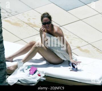 Exklusiv!! Frankreich und Arsenal Fußball-Ass Thierry Henry gibt Tochter Tee einige Lektionen in Schwimmen und Ballkontrolle. Frau Nicole Merry, die den Morgen mit Sonnenbaden verbrachte, schaute auf und wie jede stolze Mutter mit ihrer Digitalkamera wegschnappte. Am Morgen sonbte Nicole jeden Tag eineinhalb Stunden lang solo, während sie auf ihrem Mobiltelefon plauderte, non-stop, Miami Beach, FL, 7/25/06 Stockfoto