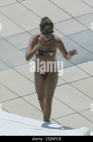 Exklusiv!! Frankreich und Arsenal Fußball-Ass Thierry Henry gibt Tochter Tee einige Lektionen in Schwimmen und Ballkontrolle. Frau Nicole Merry, die den Morgen mit Sonnenbaden verbrachte, schaute auf und wie jede stolze Mutter mit ihrer Digitalkamera wegschnappte. Am Morgen sonbte Nicole jeden Tag eineinhalb Stunden lang solo, während sie auf ihrem Mobiltelefon plauderte, non-stop, Miami Beach, FL, 7/25/06 Stockfoto