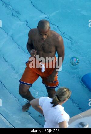 Exklusiv!! Frankreich und Arsenal Fußball-Ass Thierry Henry gibt Tochter Tee einige Lektionen in Schwimmen und Ballkontrolle. Frau Nicole Merry, die den Morgen mit Sonnenbaden verbrachte, schaute auf und wie jede stolze Mutter mit ihrer Digitalkamera wegschnappte. Am Morgen sonbte Nicole jeden Tag eineinhalb Stunden lang solo, während sie auf ihrem Mobiltelefon plauderte, non-stop, Miami Beach, FL, 7/25/06 Stockfoto