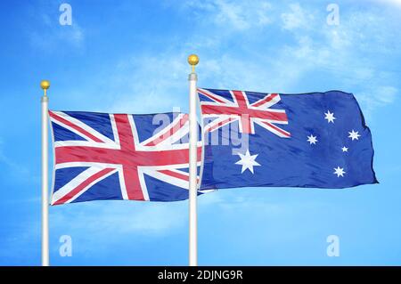 Großbritannien und Australien zwei Flaggen auf Fahnenmasten und blau wolkiger Himmel Stockfoto