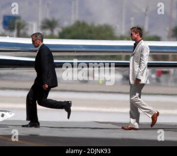 Die Jungs sind wieder zusammen. Brad Pitt, George Clooney und Matt Damon wurden am Montag im Ocean's Thirteen Set in Las Vegas, NV wiedervereint. Das Power-Trio drehte Szenen auf einem lokalen Flughafen und nahm sich zwischendurch Zeit, um miteinander zu lachen und zu scherzen. Der Guss hatte mit steigenden Temperaturen von über 110 Grad zu kämpfen. 7/06 Stockfoto