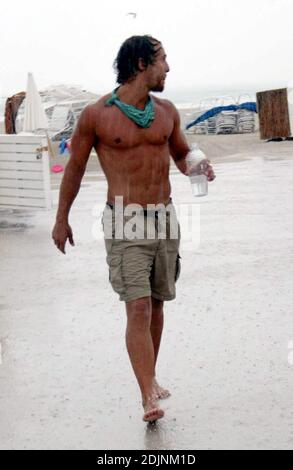 Matthew McConaughey und Übungskamerad Lance Armstrong gehen während eines heftigen Regensturms auf Miami Beach, FL 8/8/06 zum Joggen Stockfoto