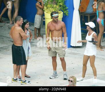 Matthew McConaughey und Trainingspartner Lance Armstrong kühlen sich nach ihrem Training im Pool ab und genießen die Gesellschaft von Badeschönheiten in einem Miami Beach Hotel, 8/9/06 Stockfoto