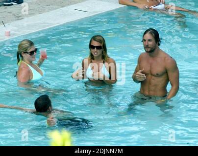 Matthew McConaughey und Trainingspartner Lance Armstrong kühlen sich nach ihrem Training im Pool ab und genießen die Gesellschaft von Badeschönheiten in einem Miami Beach Hotel, 8/9/06 Stockfoto