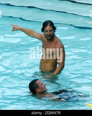 Matthew McConaughey und Trainingspartner Lance Armstrong kühlen sich nach ihrem Training im Pool ab und genießen die Gesellschaft von Badeschönheiten in einem Miami Beach Hotel, 8/9/06 Stockfoto