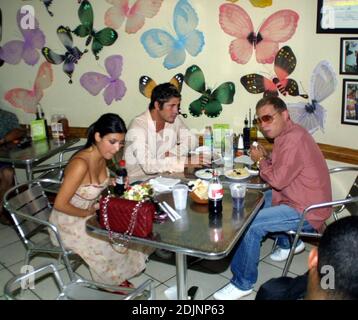 Paris Hilton Accessoires Scott Storch, Brandon Davis und Kimberly Kardashian leben es groß in einem Cabriolet Bentley, aber wenn es zum Mittagessen kommt, schlagen sie den Nachbarschaft Kebab Shop neben Paris squish Hotel, 8/15/06 [[kas mab]] Stockfoto