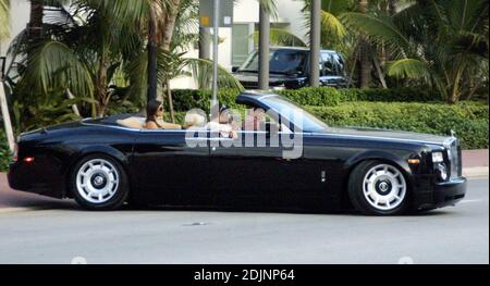 Paris Hilton Accessoires Scott Storch, Brandon Davis und Kimberly Kardashian leben es groß in einem Cabriolet Bentley, aber wenn es zum Mittagessen kommt, schlagen sie den Nachbarschaft Kebab Shop neben Paris squish Hotel, 8/15/06 [[kas mab]] Stockfoto