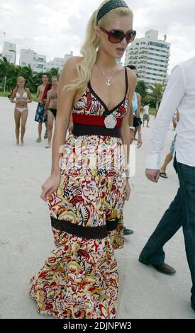 Paris Hilton sorgte heute bei Fotografen und Zuschauern in Miami Beach für Aufsehen. Die Erbin wich einem Mülleimer aus, der während der Aktion umgeklopft wurde, als sie interviewt wurde, um ihr Debütalbum 'Paris' auf Miami Beach, FL, 8/16/06, zu promoten. Stockfoto