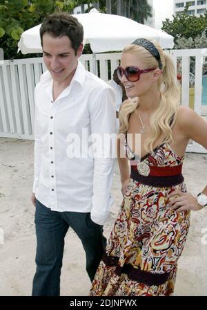 Paris Hilton sorgte heute bei Fotografen und Zuschauern in Miami Beach für Aufsehen. Die Erbin wich einem Mülleimer aus, der während der Aktion umgeklopft wurde, als sie interviewt wurde, um ihr Debütalbum 'Paris' auf Miami Beach, FL, 8/16/06, zu promoten. Stockfoto