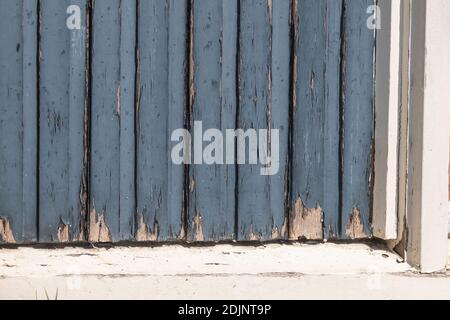 Teil einer alten Holztür Farbe blättert ab, verfaulter Rahmen. Aufgeschobene Wartung. Stockfoto