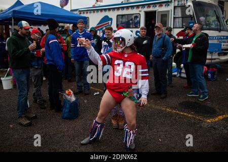 27. Oktober 2019, Buffalo, NY, USA: Buffalo, NY.Diese Fotos stammen von verschiedenen Partien rund um das Stadion, das RV-Lot während der Buffalo Bills vs. Philadelphia Eagles Fans. Das berühmte Hammer Lot, Mafia House und die Grundstücke auf der anderen Straßenseite in der Nachbarschaft. Die Buffalo Bills haben eine der NFL die loyalsten Fan-Basen, und nehmen ihre tailgating ernst. Die Fans sind bekannt geworden als die Bill Mafia. Foto von Michael F. McElroy. (Bild: © Michael McElroy/ZUMA Wire) Stockfoto