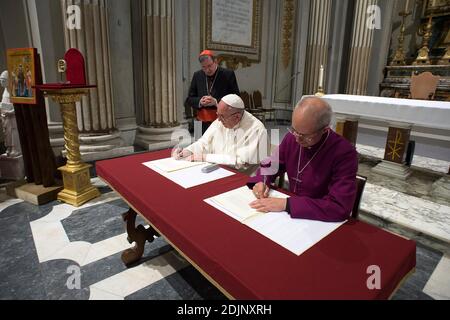 Papst Franziskus und der Erzbischof von Canterbury, Justin Welby, haben am 5. Oktober 2016 die Vesper in der römischen Kirche St. Gregory auf dem Caelian Hill zum 50. Jahrestag der anglikanisch-katholischen Beziehungen gefeiert. Während der Liturgie unterzeichneten die beiden Führer eine gemeinsame Erklärung und sandten zusammen 19 Paare anglikanischer und katholischer Bischöfe aus Ländern der ganzen Welt in die Mission. Foto von ABACAPRESS.COM Stockfoto