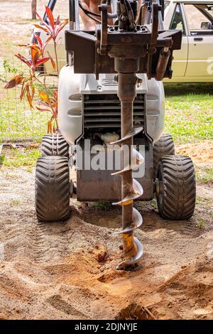 Eine Maschine mit Schnecke zum Graben von Pfostenlöchern Der Erde Stockfoto