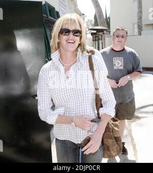 Melanie Griffith verlässt das Cafe Med nach einem gemütlichen Mittagessen mit Freunden in West Hollywood, ca. Die Schauspielerin blieb stehen, um mit Fans für Fotos zu posieren und Autogramme zu unterschreiben. 30/06 Stockfoto