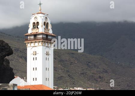 Glockenturm der Basilika unserer Lieben Frau von Candelaria in der Stadt La Candelaria in Santa Cruz de Tenerife, Spanien Stockfoto