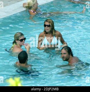 Matthew McConaughey und Trainingspartner Lance Armstrong kühlen nach ihrem Training im Pool ab und genießen die Gesellschaft von Badeschönheiten in einem Miami Beach Hotel, 8/9/06 Stockfoto