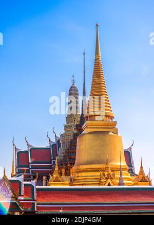 Großer Palast und Tempel des Emerald Buddha Komplexes (Wat Phra Kaew) in Bangkok, Thailand Stockfoto