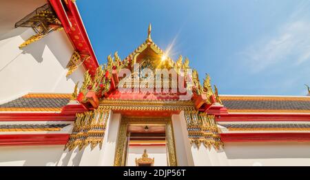 Golden und Red Gate Design. Architektonische Details im Grand Palace in Bangkok, Thailand Stockfoto