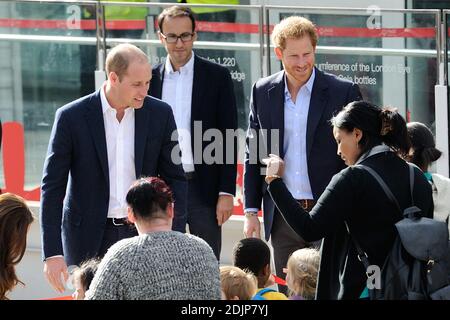 Prinz William, Herzog von Cambridge und Prinz Harry kommen am 10. Oktober 2016 am Welttag der psychischen Gesundheit in London, England, am London Eye an. Foto von Aurore Marechal/ABACAPRESS.COM Stockfoto