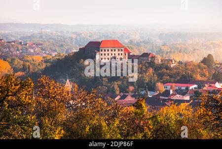 Schloss auf einem Hügel in Dolni Kounce (Unteres Kounice), Südmähren, Tschechische Republik bei Sonnenuntergang Stockfoto