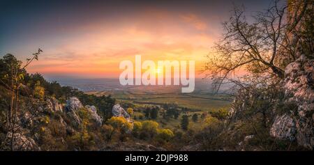 Farbenprächtiger Herbstuntergang über den Weinbergen vom Rocky Hill im Palava-Schutzgebiet bei Mikulov in Südmähren, Tschechische Republik Stockfoto