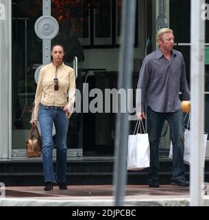 Exklusiv!! Es ist ein regnerischer Tag in Miami Beach, und so bringt Boris Becker Freundin Sharlly Kerssenberg zum Shoppen. Das Paar traf die trendige Lincoln Road, dann verging es in einem gemütlichen Taco-Restaurant und beendete den Tag mit einem kubanischen Kaffee, Miami Beach, FL, 9/5/06 Stockfoto