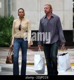 Exklusiv!! Es ist ein regnerischer Tag in Miami Beach, und so bringt Boris Becker Freundin Sharlly Kerssenberg zum Shoppen. Das Paar traf die trendige Lincoln Road, dann verging es in einem gemütlichen Taco-Restaurant und beendete den Tag mit einem kubanischen Kaffee, Miami Beach, FL, 9/5/06 Stockfoto