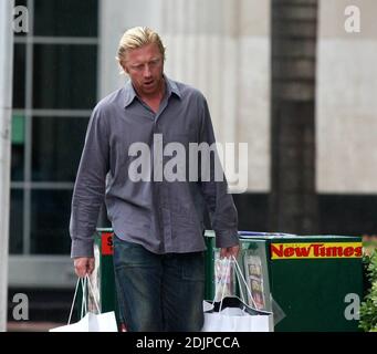 Exklusiv!! Es ist ein regnerischer Tag in Miami Beach, und so bringt Boris Becker Freundin Sharlly Kerssenberg zum Shoppen. Das Paar traf die trendige Lincoln Road, dann verging es in einem gemütlichen Taco-Restaurant und beendete den Tag mit einem kubanischen Kaffee, Miami Beach, FL, 9/5/06 Stockfoto