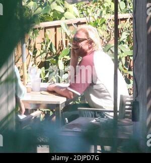 Exklusiv!! Boris Becker und Freundin Sharlly Kerssenberg verbringen einen zweiten Nachmittag am Pool in ihrem Miami Hotel. Das Paar entspannte sich, las die Tageszeitungen, schwamm und hatte zusammen Mittagessen, Miami Beach, FL, 9/7/06 Stockfoto