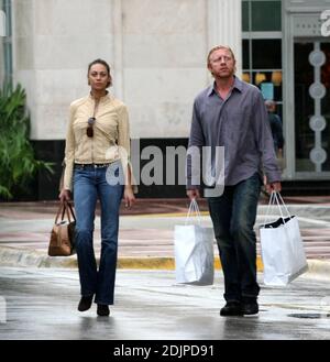 Exklusiv!! Es ist ein regnerischer Tag in Miami Beach, und so bringt Boris Becker Freundin Sharlly Kerssenberg zum Shoppen. Das Paar traf die trendige Lincoln Road, dann verging es in einem gemütlichen Taco-Restaurant und beendete den Tag mit einem kubanischen Kaffee, Miami Beach, FL, 9/5/06 Stockfoto