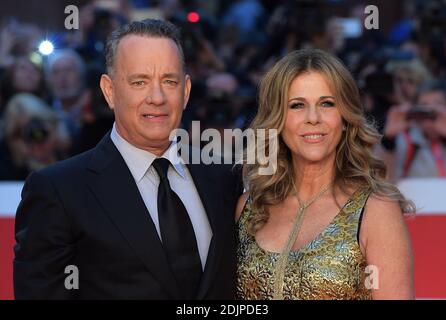 DER US-Schauspieler Tom Hanks kommt mit seiner Frau Rita Wilson auf dem roten Teppich beim 11. Rome Film Festival an, um am 13. Oktober 2016 in Rom, Italien, einen Preis für sein Lebenswerk zu erhalten. Foto von Eric Vandeville/ABACAPRESS.COM Stockfoto