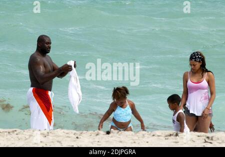 Exklusiv!! Shaquille O'Neal verbringt einen Tag am Miami Beach mit Frau Shaunie und Familie. Der NBA-Superstar frockelte mit kis-Kindern in der Brandung und schien einen Wal der Zeit zu haben. Beruflich spielt O'Neal nicht nur Ball, sondern auch auf dem Immobilienmarkt. Seit seinen Rookie-Tagen besitzt er ein beeindruckendes Immobilienportfolio und kündigte kürzlich eine neue Firma an, die O'Neal Group, die an einem 1-Milliarden-Dollar-Projekt beteiligt sein wird, um 1,100 Wohneinheiten in einem weitläufigen Komplex in der Innenstadt von Miami zu bauen. 17/06 Stockfoto