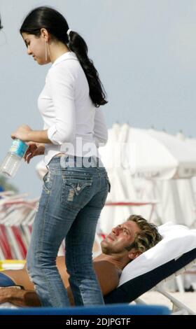 Der mexikanische Schauspieler Bobby Larios entspannt sich nach seiner Scheidung von Niurka Marcos in der Sonne von Miami Beach. 09/20/06 Stockfoto