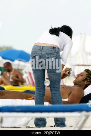 Der mexikanische Schauspieler Bobby Larios entspannt sich nach seiner Scheidung von Niurka Marcos in der Sonne von Miami Beach. 09/20/06 Stockfoto