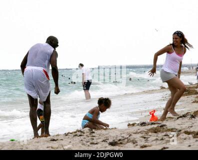 Exklusiv!! Shaquille O'Neal verbringt einen Tag am Miami Beach mit Frau Shaunie und Familie. Der NBA-Superstar frockelte mit kis-Kindern in der Brandung und schien einen Wal der Zeit zu haben. Beruflich spielt O'Neal nicht nur Ball, sondern auch auf dem Immobilienmarkt. Seit seinen Rookie-Tagen besitzt er ein beeindruckendes Immobilienportfolio und kündigte kürzlich eine neue Firma an, die O'Neal Group, die an einem 1-Milliarden-Dollar-Projekt beteiligt sein wird, um 1,100 Wohneinheiten in einem weitläufigen Komplex in der Innenstadt von Miami zu bauen. 17/06 Stockfoto