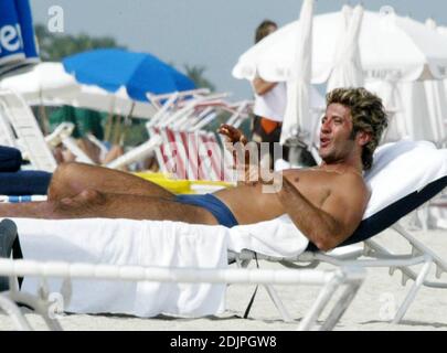 Der mexikanische Schauspieler Bobby Larios entspannt sich nach seiner Scheidung von Niurka Marcos in der Sonne von Miami Beach. 09/20/06 Stockfoto